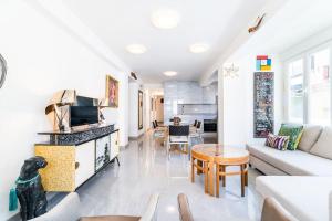 ein Wohnzimmer mit Sofa und Tisch in der Unterkunft Elegante Apartamento en Granada Centro in Granada