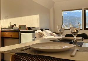 einen Tisch mit zwei Weingläsern darüber in der Unterkunft Al fin un mundo in Ushuaia