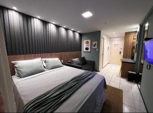 巴雷里尼亚斯Gran Lençóis Flat Barreirinhas Mandacaru 615的一间配有床和电视的酒店房间