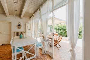 a kitchen and dining room with a table and chairs at Maison Cir&igrave; in Forte dei Marmi