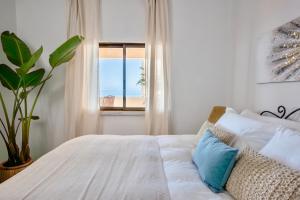 Ένα ή περισσότερα κρεβάτια σε δωμάτιο στο Casa Paraiso, big terass with amazing sea view