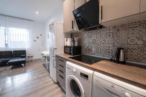 una cucina con lavatrice e asciugatrice in una stanza di Hogar en Calle Lavapiés a Madrid