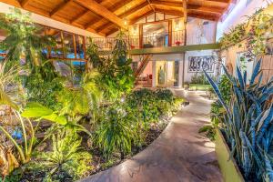 an indoor garden with plants in a building at Las Vegas Oasis Home Primary in Las Vegas