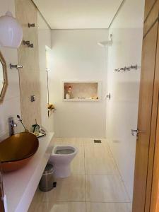 TortoCasa 41 - Hospedagem de Quartos的带马桶和水槽的浴室