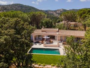 an aerial view of a house with a swimming pool at Villa avec piscine in Plan-de-la-Tour