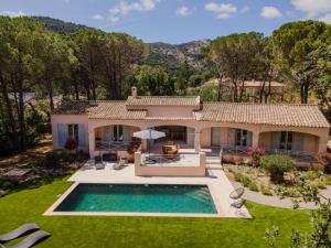an exterior view of a house with a swimming pool at Villa avec piscine in Plan-de-la-Tour