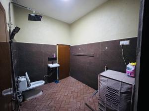 a bathroom with a toilet and a sink at Homestay D' Chemumaq Arau in Arau +17 photos