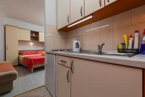 Kuchyňa alebo kuchynka v ubytovaní Apartments by the sea Drasnice, Makarska - 6697
