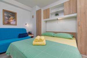 Posteľ alebo postele v izbe v ubytovaní Apartments by the sea Drasnice, Makarska - 6697