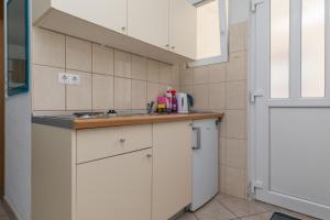 Kuchyňa alebo kuchynka v ubytovaní Apartments by the sea Drasnice, Makarska - 6697