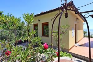 Vonkajšia záhrada v ubytovaní Apartments with a parking space Opatija - Pobri, Opatija - 7813