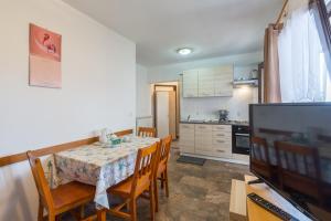 Η κουζίνα ή μικρή κουζίνα στο Apartments by the sea Sveti Ivan, Umag - 7002