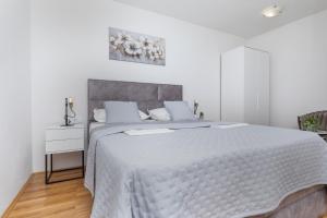 Posteľ alebo postele v izbe v ubytovaní Apartments and rooms by the sea Brela, Makarska - 2752