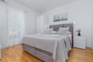 Posteľ alebo postele v izbe v ubytovaní Apartments and rooms by the sea Brela, Makarska - 2752