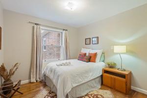Ένα ή περισσότερα κρεβάτια σε δωμάτιο στο The Magnolia Manor 4BR Greenway Retreat