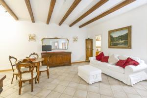 un salon avec un canapé blanc et une table dans l'établissement WWB Colosseo, à Rome