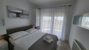 Un dormitorio con una cama con una toalla encima. en Mila Apartments Zadar, en Zadar