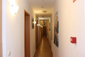 Televízia a/alebo spoločenská miestnosť v ubytovaní Esprit Hotel