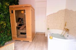 Imagine din galeria proprietății Tout confort ! Balnéo, Sauna, Cinéma, Climatisation, Parking, WiFi în Carcassonne +26 fotografii