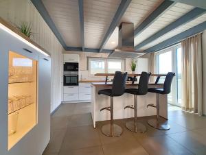 una cucina con tavolo e due sedie nere di Schwan 315 a Mirow