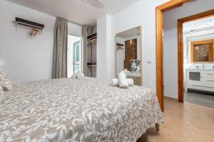 a bedroom with a large bed and a mirror at Calas Beach Corralejo in Corralejo