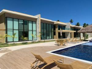 un complejo con sillas y piscina en Casa Morada do toque l By milagres hospitalidade, en São Miguel dos Milagres