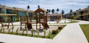 Un parque infantil en un complejo turístico con un columpio. en Casa Morada do toque l By milagres hospitalidade, en São Miguel dos Milagres 11 fotos más