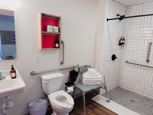 Un baño de Explorer Rest & Recreation