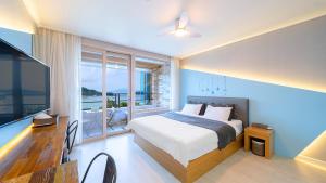 Postel nebo postele na pokoji v ubytování Yeosu View Foret Pension