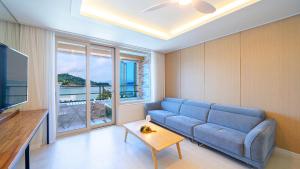TV a/nebo společenská místnost v ubytování Yeosu View Foret Pension