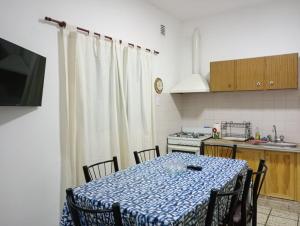 cocina con mesa y mantel azul y blanco en Casa san Antonio de Areco, en San Antonio de Areco 12 fotos más