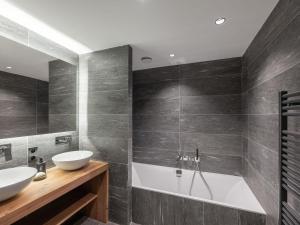 a bathroom with two sinks and a bath tub at Chalet confortable et cosy, 4 chambres, Méribel La Gittaz - FR-1-566-68 in Les Allues