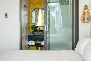 Postel nebo postele na pokoji v ubytování Rokas Hoi An Boutique Hotel