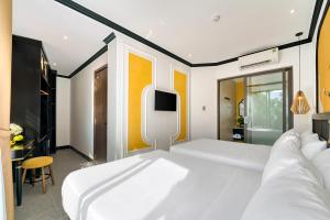 Postel nebo postele na pokoji v ubytování Rokas Hoi An Boutique Hotel