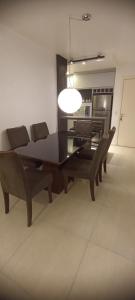 ジョインヴィレにあるApartamento Aliciaのダイニングルーム(テーブル、椅子、照明付)