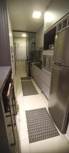 ジョインヴィレにあるApartamento Aliciaのタイルフロアのキッチン(ステンレス製の冷蔵庫付)