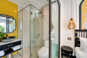 Koupelna v ubytování Rokas Hoi An Boutique Hotel