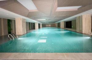Bazén v ubytování The Qube Hotel Anqing nebo v jeho okolí