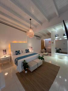 Rúm í herbergi á La Excelencia Posada & Spa
