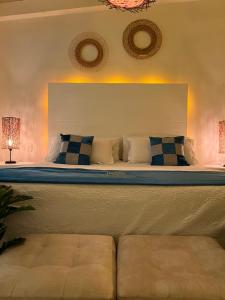 Rúm í herbergi á La Excelencia Posada & Spa