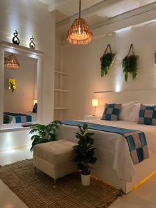 Rúm í herbergi á La Excelencia Posada & Spa +37 myndir