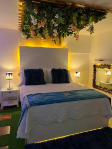 Rúm í herbergi á La Excelencia Posada & Spa