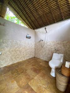BaturitiにあるLembah Cinta Mayunganの部屋の中にトイレ付きのバスルームがある +181枚の写真