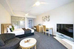 Televisyen dan/atau pusat hiburan di Pandanas - Private Deluxe Studio Apartment at Darwin on Knuckey