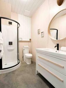 Ένα μπάνιο στο WHITE HAUS Close to beach and trails, Pet friendly