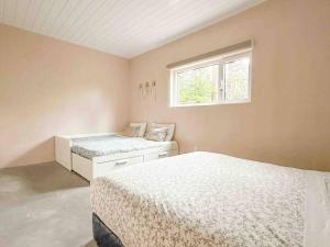 een slaapkamer met twee bedden en een raam bij WHITE HAUS nested in Rainforest close to beach and trail in Ucluelet