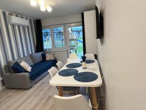 a living room with a table and a couch at Apartament Szept Morza in Debina
