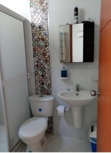 a small bathroom with a toilet and a sink at Apartamento Familiar residencial M2 in Sincelejo