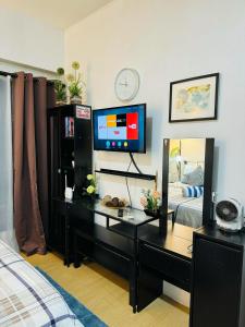 Μια τηλεόραση ή/και κέντρο ψυχαγωγίας στο Vinia Infinity Studio 2 Near Malls with WiFi Netflix and Karaoke