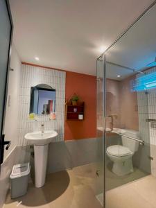 ein Badezimmer mit Toilette, Waschbecken und Dusche in der Unterkunft Lanh's Homestay Bảo Lộc in Bảo Lộc